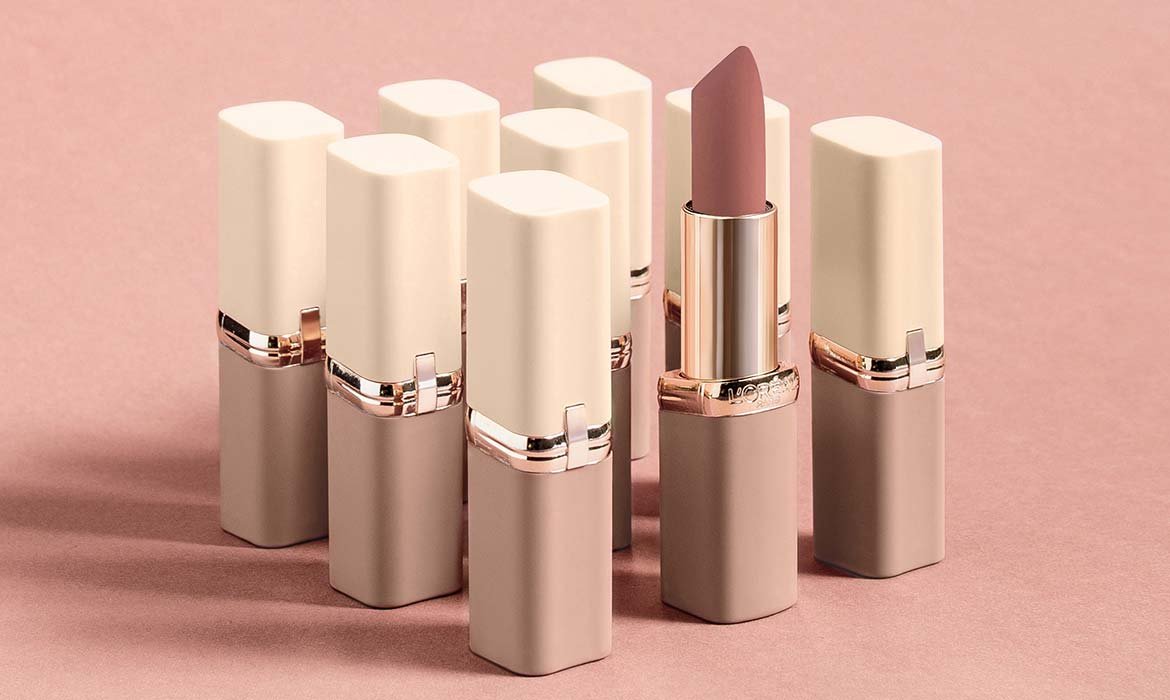 Una de las gamas que te animamos a probar en el Día del Pintalabios es Color Riche Free the Nudes de L’Oréal Paris por su acabado empolvado y su efecto mate superligero.